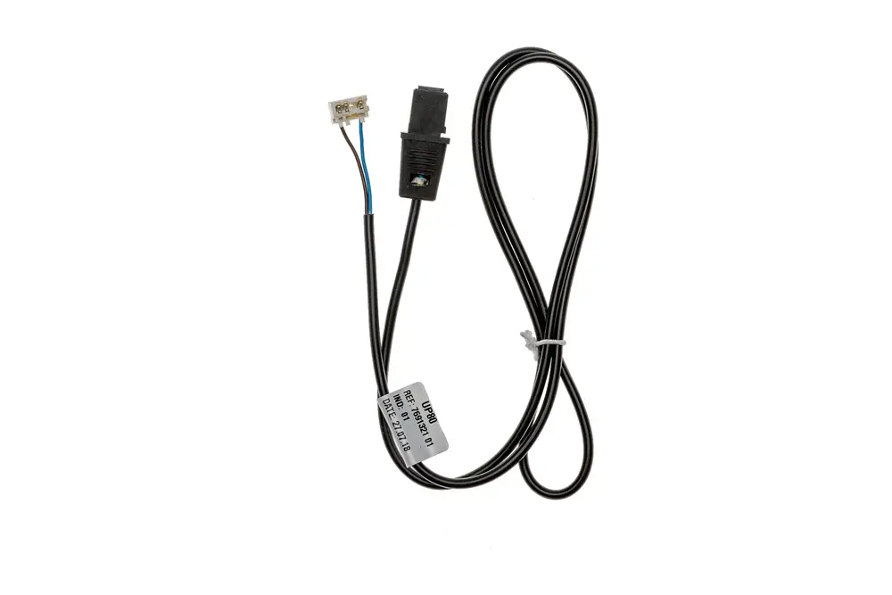 Brötje Pumpe mit zwei Kabeln, eines mit Stecker und zwei offenen Drahtenden. Kennzeichnung mit Referenznummer und Herstellungsjahr sichtbar.