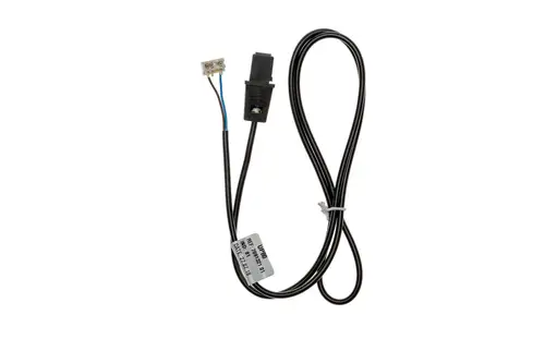 Brötje Pumpe mit zwei Kabeln, eines mit Stecker und zwei offenen Drahtenden. Kennzeichnung mit Referenznummer und Herstellungsjahr sichtbar.