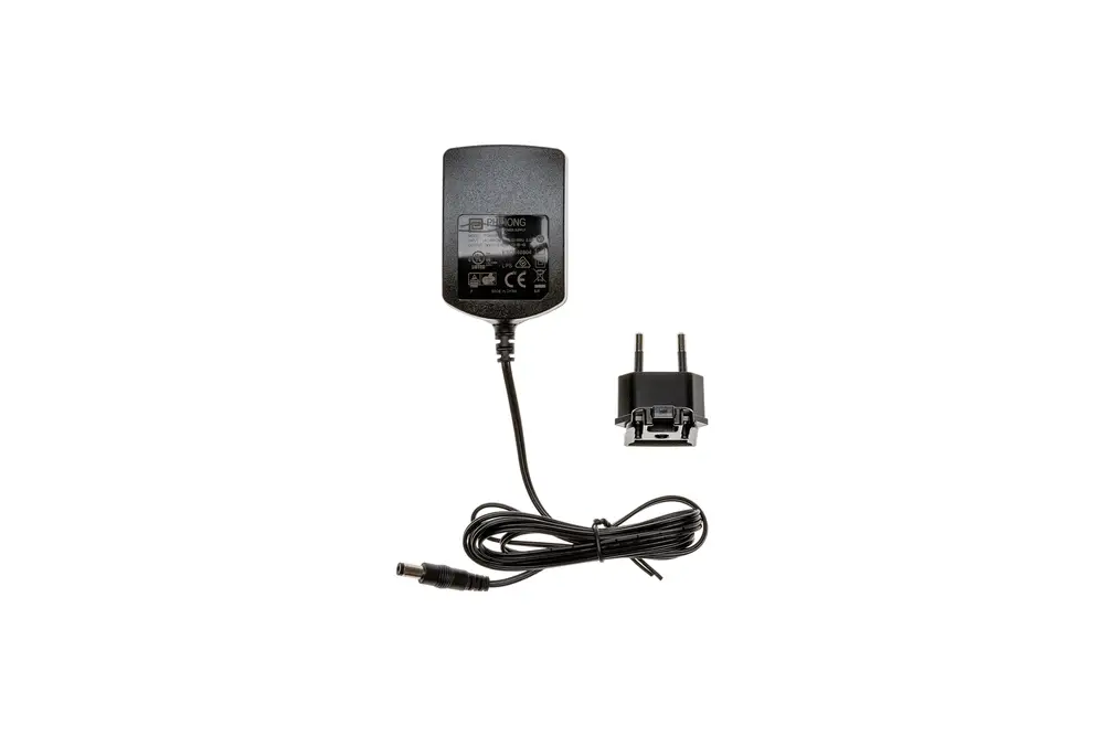 Netzteil von Brötje, bestehend aus einem schwarzen Adapter mit Anschlusskabel und einem abnehmbaren Stecker für die Stromversorgung.