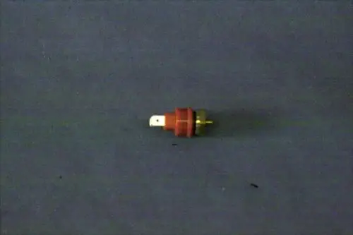 Brötje Temperaturfühler mit rotem Gehäuse und goldfarbenem Anschluss, auf grauem Hintergrund, zeigt eine kabelgebundene Verbindung, generisch ohne spezifische Maße.