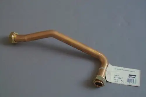 Kupferrohr mit zwei Gewindeanschlüssen, gebogen, möglicherweise Teil eines Heizsystems von Brötje. Weißes Etikett mit Artikelnummer angebracht.