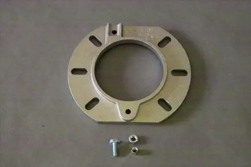 Brötje Kesselflansch aus Metall mit mittigem Loch und Befestigungslöchern, begleitet von einer Schraube und einer Unterlegscheibe.