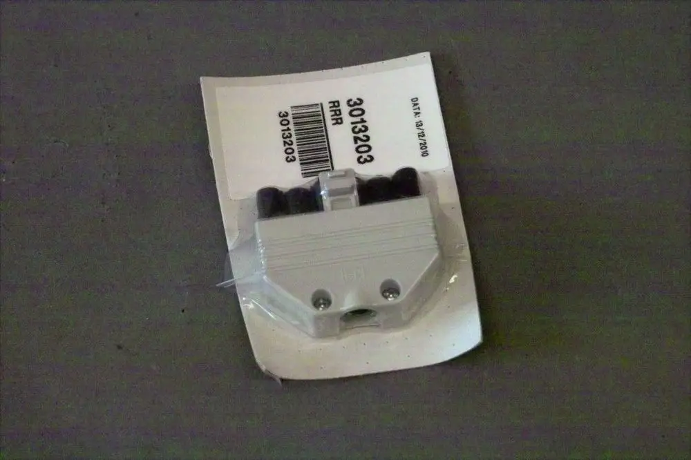 Lichtgraues Ersatzteil von Brötje auf Verpackung, mit zwei schwarzen Anschlüssen und einem Anschluss für einen Schlauch. Artikelnummer 3013203 deutlich sichtbar.