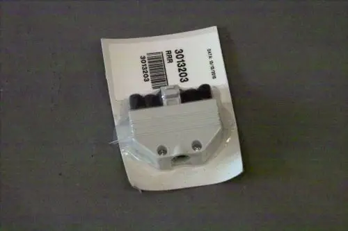 Lichtgraues Ersatzteil von Brötje auf Verpackung, mit zwei schwarzen Anschlüssen und einem Anschluss für einen Schlauch. Artikelnummer 3013203 deutlich sichtbar.