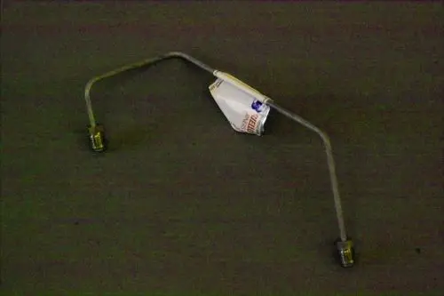 Brötje Öldruckleitung mit zwei Gewindeanschlüssen und einem gebogenen Metallrohr, das eine durchgehende Verbindung darstellt.
