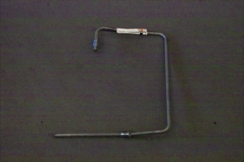 Öldruckleitung von Brötje, gebogene Metallleitung mit Anschlussstellen an beiden Enden, auf grauem Hintergrund abgebildet.