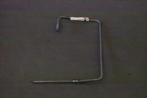 Öldruckleitung von Brötje, gebogene Metallleitung mit Anschlussstellen an beiden Enden, auf grauem Hintergrund abgebildet.