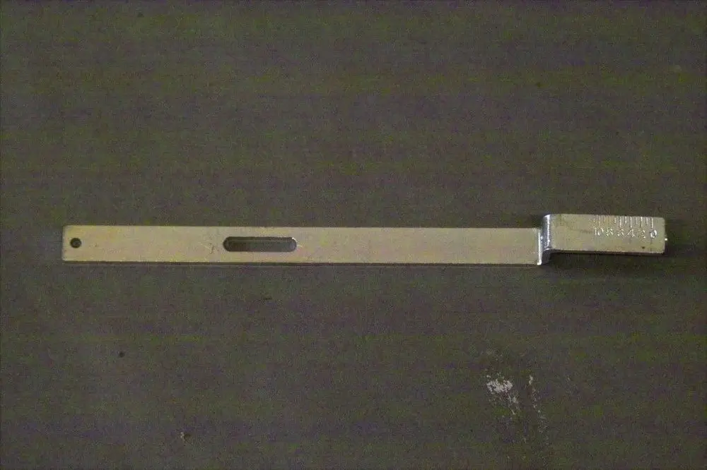 Ein metallischer Halter mit einer schmalen, flachen Form und einer Aussparung, hergestellt von Brötje, zur Befestigung von Komponenten.