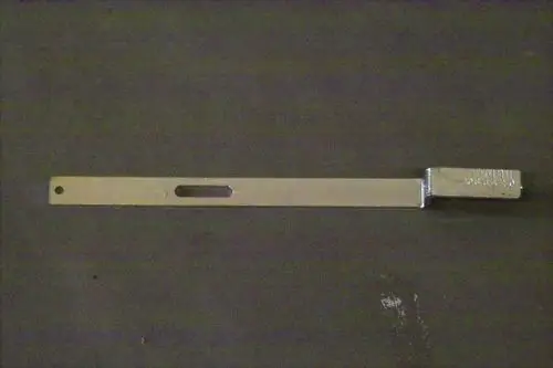 Ein metallischer Halter mit einer schmalen, flachen Form und einer Aussparung, hergestellt von Brötje, zur Befestigung von Komponenten.
