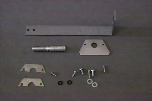 Brötje Halter mit verschiedenen Metallteilen und Schrauben auf grauem Hintergrund. Komponenten sind ein L-Winkel, eine Gewindestange, zwei Bleche und mehrere Schrauben.