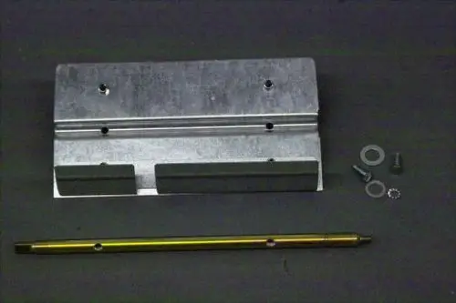 Metallischer montierbarer Luftklappen-Mechanismus von Brötje, mit zwei Gummipuffern. Im Bild sind Schrauben, Unterlegscheiben und ein Stift zur Montage sichtbar.