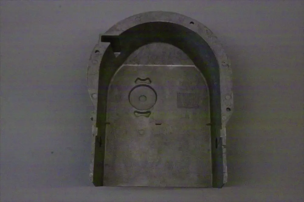 Ansauggehäuse von Brötje in metallischer Optik, geformt mit einer halbrunden Kante und einem zentralen Ausschnitt, geeignet für technische Anwendungen.