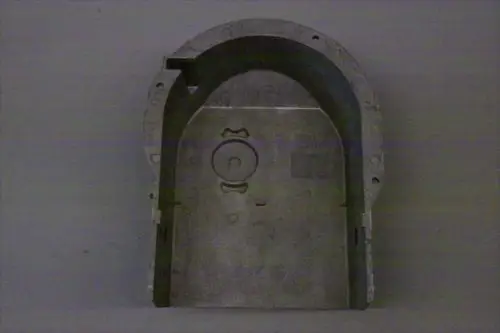 Ansauggehäuse von Brötje in metallischer Optik, geformt mit einer halbrunden Kante und einem zentralen Ausschnitt, geeignet für technische Anwendungen.