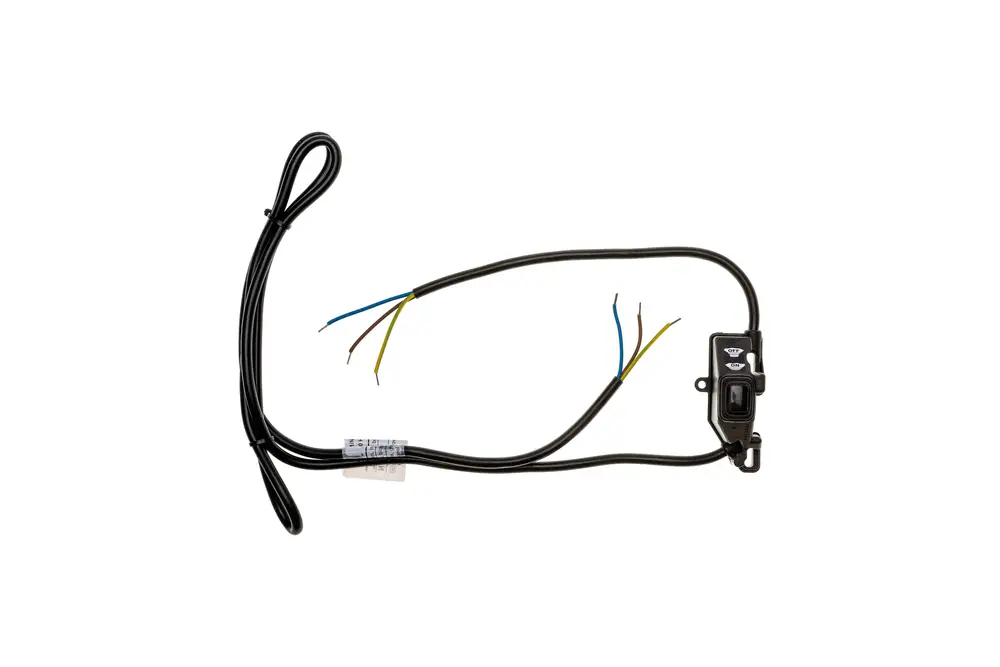 Netzschalter mit Gehäuse von Brötje, ausgestattet mit mehreren Anschlüssen in unterschiedlichen Farben. Kabel verlaufen in einer geschwungenen Form.
