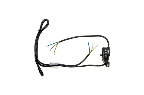 Netzschalter mit Gehäuse von Brötje, ausgestattet mit mehreren Anschlüssen in unterschiedlichen Farben. Kabel verlaufen in einer geschwungenen Form.