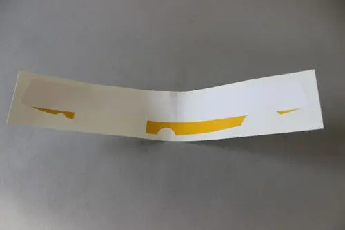 Brötje Schaltfeldfolie in weiß mit gelblichem Bereich, gefaltet, zeigt eine spezielle Struktur oder Form zur Verwendung in einem technischen Gerät oder System.