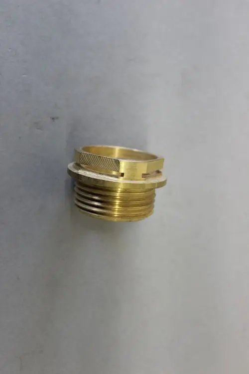 Messingfitting von Brötje, mit Gewinde und einer runden Auflagefläche, zur Verbindung von Rohren im Vorlauf- und Rücklaufbereich.
