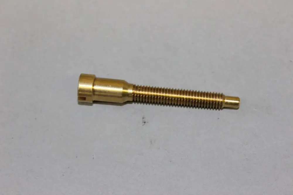Brass-Stellschraube mit einem zylindrischen Körper und einem Gewinde, gefertigt von Brötje, auf grauem Hintergrund.