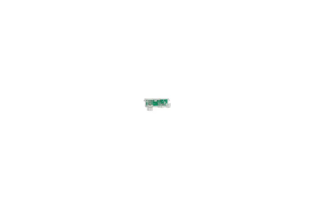Brötje Durchflussmesser auf grünem PCB mit weißen Anschlüssen, platziert auf hellem Hintergrund, zeigt die elektronische Bauweise und Funktionalität des Geräts.