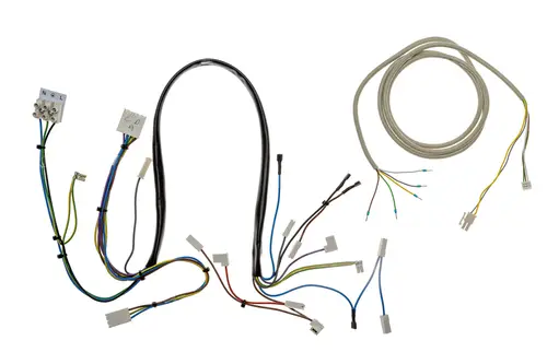 Brötje Kabelbaum mit verschiedenen Kabeln und Anschlüssen. Sichtbare Stecker und Leitungen zur elektrischen Verbindung in einem klar strukturierten Layout.