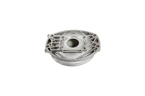 Brötje Brennerraumtür aus Metall mit mittigem Öffnungsbereich, versehen mit mehreren Befestigungslöchern und strukturierten Oberflächen.