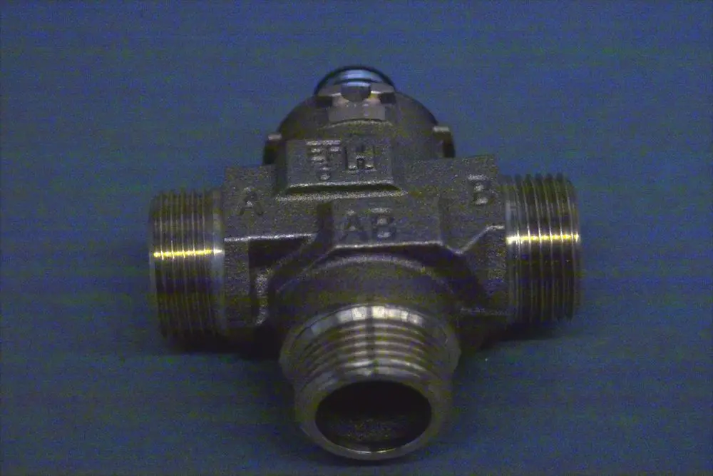 Brötje Ventilkörper mit drei Ausgängen, beschriftet mit A, A/B und B, aus Metall, zur Verbindung von Rohrleitungen in Heizungsanlagen.