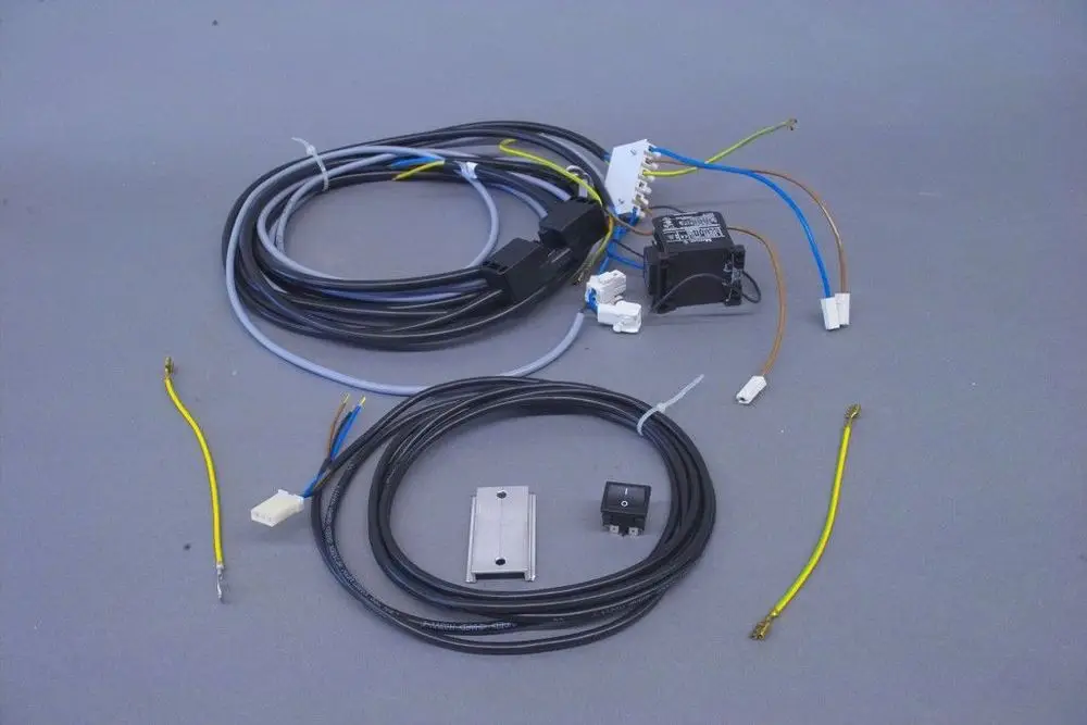 Kabelbaum von Brötje mit unterschiedlichen Kabeln, einem Relaisschalter und weiteren elektrischen Komponenten zur Verbindung und Steuerung von Geräten.