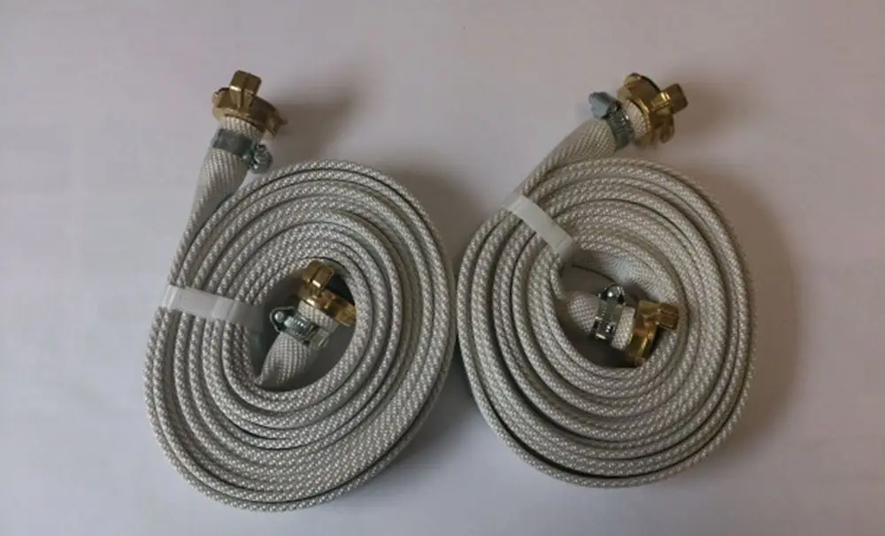Brötje Anschlussschläuche mit flexibler, gewebter Außenhülle und Metallanschlüssen, in zwei Spiralen angeordnet, für Wasseranschlüsse.