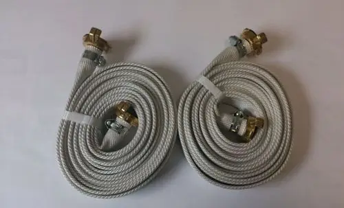 Brötje Anschlussschläuche mit flexibler, gewebter Außenhülle und Metallanschlüssen, in zwei Spiralen angeordnet, für Wasseranschlüsse.