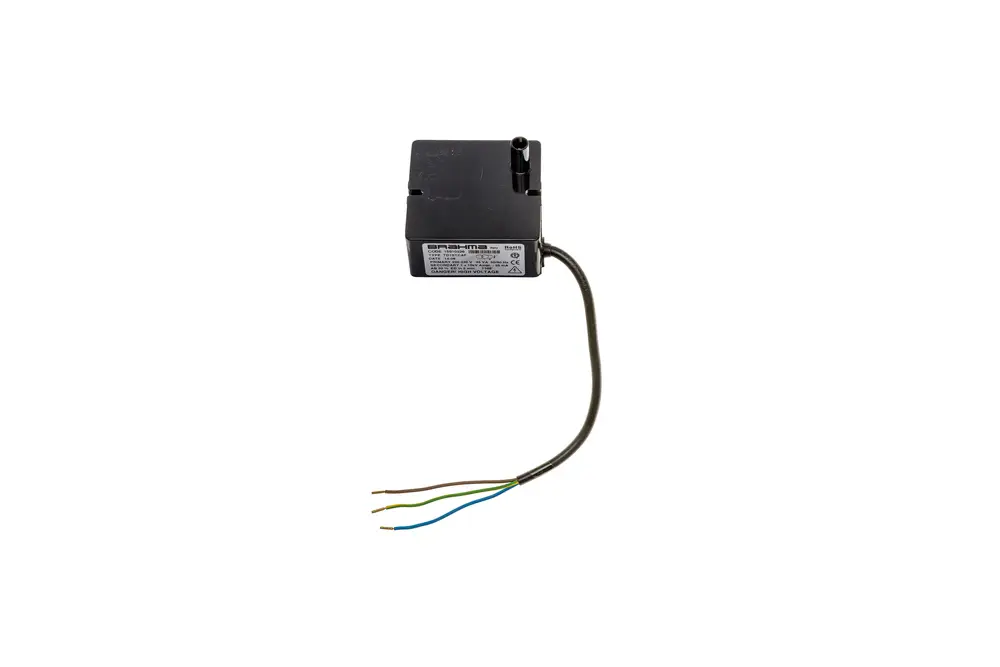 Brötje Zündtrafo in kompakter Bauweise mit Kabeln in verschiedenen Farben für elektrische Anschlüsse, geeignet für Heizsysteme.