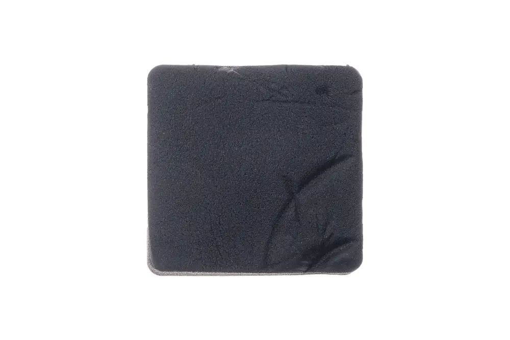 Schwarze, flache Isoliermatte von Brötje, rechteckige Form mit mattem Finish und sichtbaren Abnutzungsspuren auf der Oberfläche.