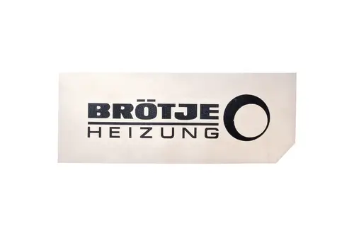 Brötje-Heizungslogo auf hellbeigem Untergrund mit schwarzer Schrift. Das Logo zeigt den Schriftzug "BRÖTJE HEIZUNG" und ein grafisches Element in Form eines Kreises.