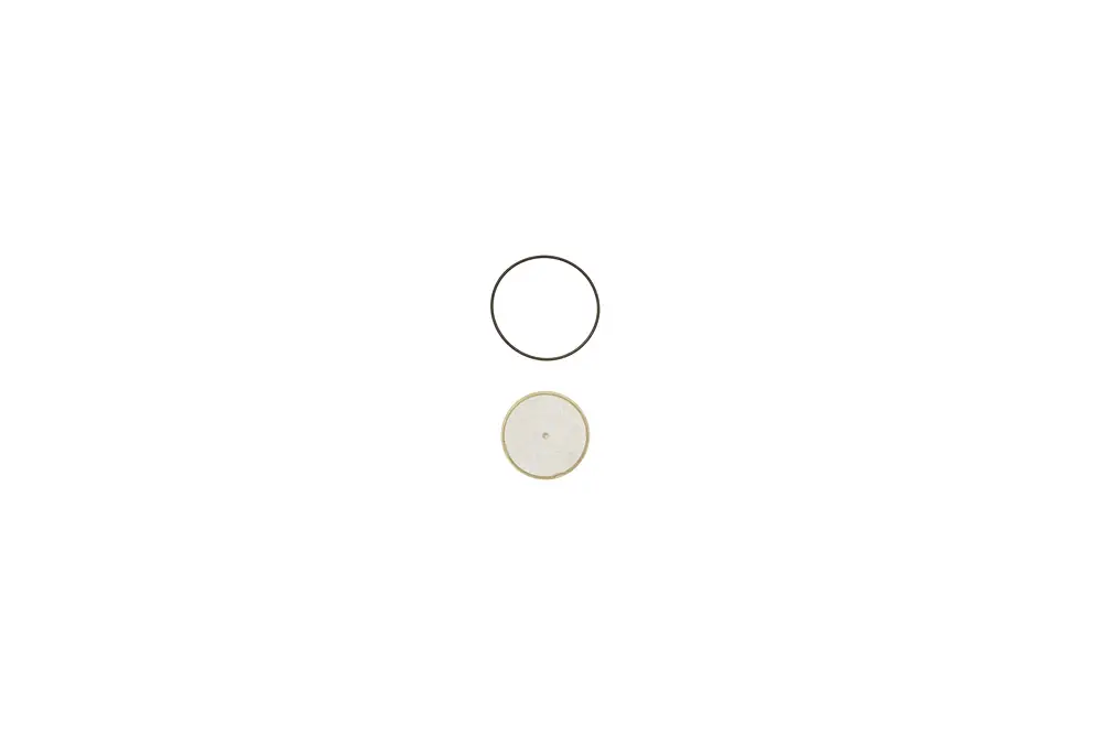 Zwei runde Filterelemente von Brötje, eines mit O-Ring und das andere mit einer hellen Oberfläche, übereinander angeordnet auf weißem Hintergrund.