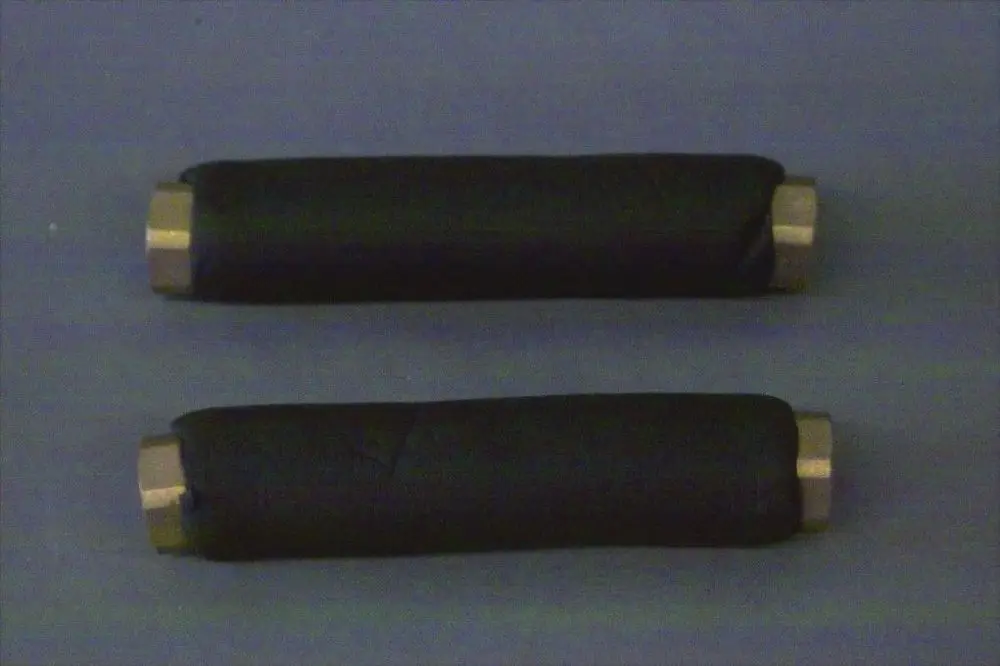 Set mit zwei schwarzen Wellschläuchen, jeweils mit metallenen Endstücken, geeignet für Heizungsinstallationen. Produkte von Brötje sind auf Funktionalität ausgelegt.