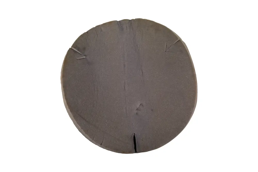 Brötje Isolierung aus Schaumstoff in runder Form, mit glatter Oberfläche und zwei eingeschnittenen Pfeilen zur Kennzeichnung.