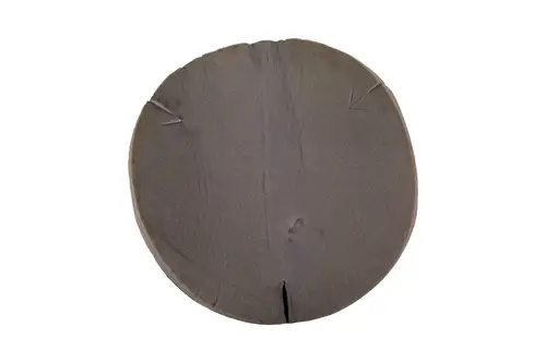 Brötje Isolierung aus Schaumstoff in runder Form, mit glatter Oberfläche und zwei eingeschnittenen Pfeilen zur Kennzeichnung.