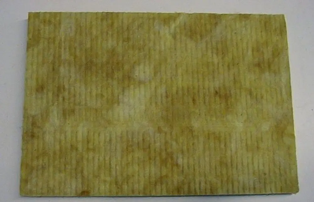 Brötje Dämmplatte mit einer strukturierten Oberfläche, hellbraun und rechteckig, geeignet zur Isolierung von Seitenwänden.