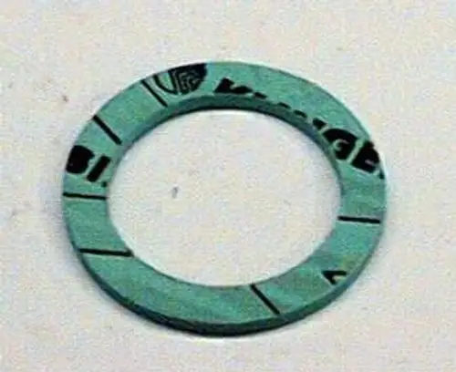 Brötje Dichtung in Form eines flachen, ringförmigen Elements mit einem grünlich-blauen Farbton und schwarzen Markierungen, geeignet für Abdichtungsanwendungen.