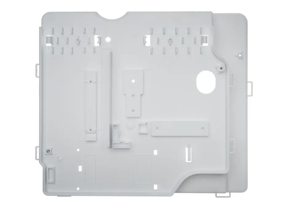 Deckel einer Regelungsbox von Brötje, in hellgrauem Kunststoff, mit Aussparungen und Befestigungselementen auf der Oberfläche, geeignet für spezifische Regelungsfunktionen.