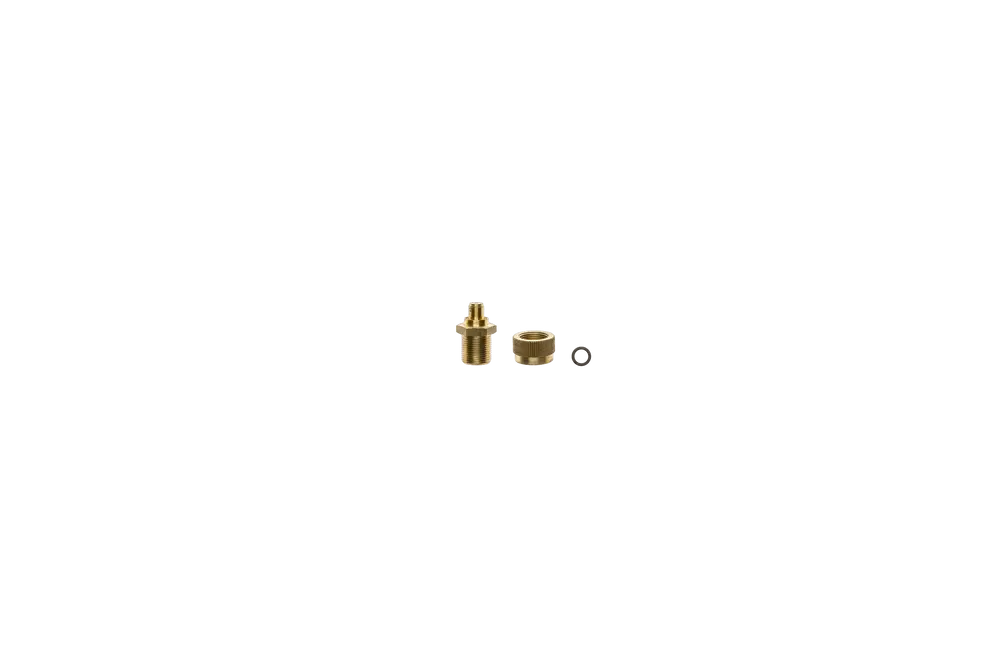 Brass pieces von Brötje, bestehend aus einer Befestigungsschraube, einem Adapter und einer Unterlegscheibe, auf schwarzem Hintergrund.