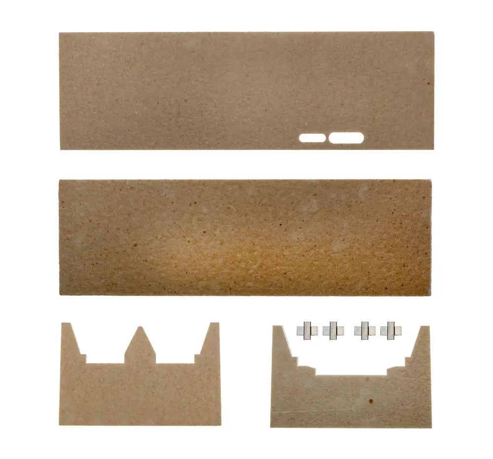 Brötje Iso-Platten, bestehend aus mehreren flachen, rechteckigen und geformten Platten sowie metallischen Verbindungsstücken, die für den Wärmetauscher genutzt werden.