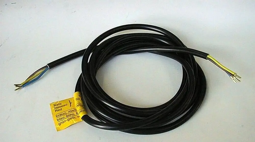 Schwarzes Kabel mit mehreren Adern, darunter eine grün-gelbe, für elektrische Anwendungen. Stichtag der Marke Brötje erkennbar.