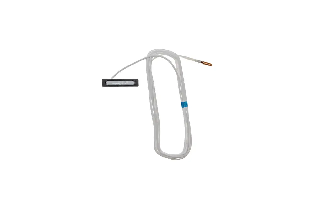 Temperatursensor von Brötje mit einem langen, transparenten Kabel und einem schwarzen Anschluss. Der sensorische Teil ist metallisch und befindet sich am Ende des Kabels.