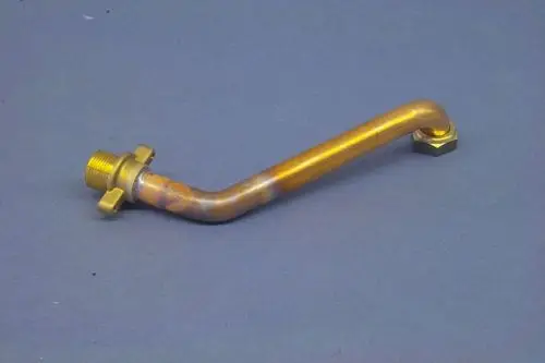 Brötje Rücklaufrohr in gebogener Form mit zwei Anschlussgewinden, einem auf der linken und einem auf der rechten Seite, auf einem grauen Hintergrund.