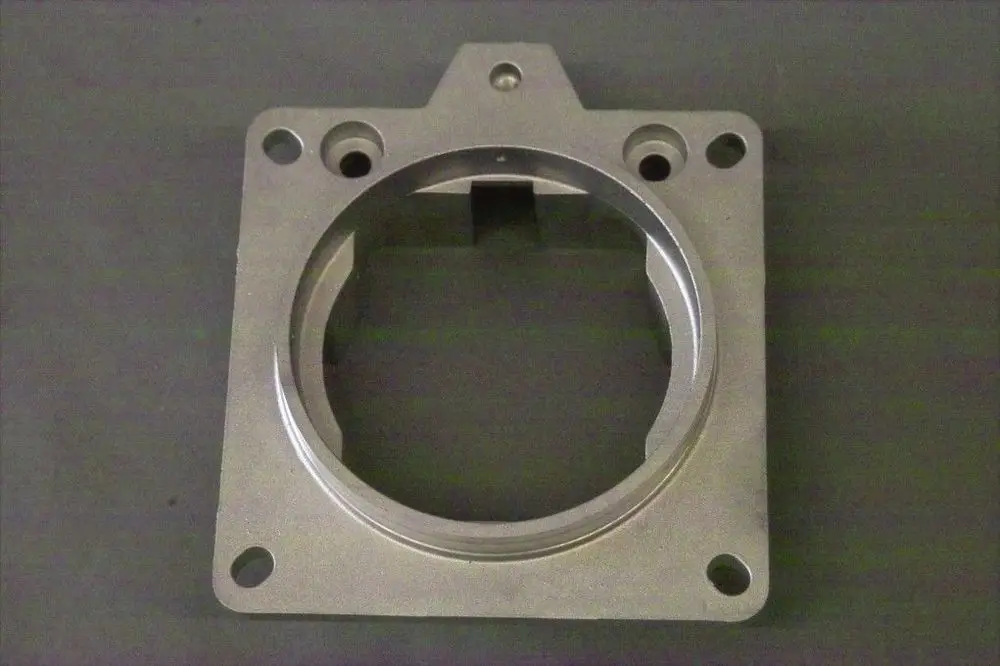 Brötje Brennerflansch aus Metall mit einer runden Öffnung in der Mitte und Befestigungslöchern an den Seiten, geeignet für verschiedene Heizsysteme.