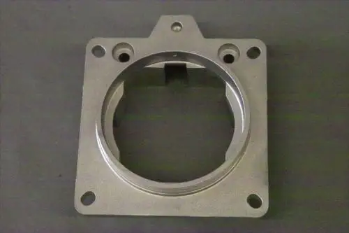 Brötje Brennerflansch aus Metall mit einer runden Öffnung in der Mitte und Befestigungslöchern an den Seiten, geeignet für verschiedene Heizsysteme.
