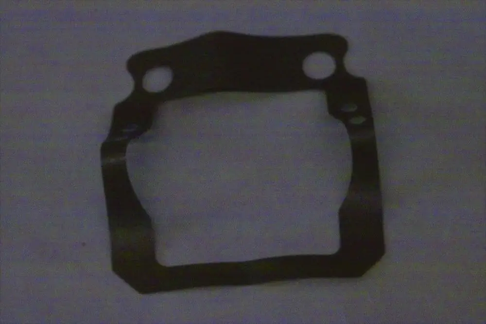 Metall-Dichtung von Brötje, in rechteckiger Form mit zwei Öffnungen. Das Produkt bietet eine stabilisierende Abdichtung für technische Anwendungen.