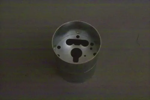 Aluminium-Stück mit Öffnungen und Ausschnitten, möglicherweise Teil eines Heizsystems von Brötje. Anordnung und Layout deuten auf funktionale Verwendung hin.