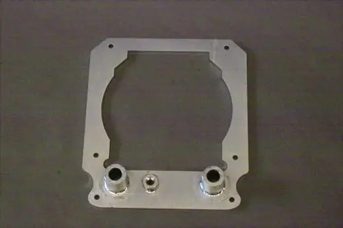 Aluminium Halteblech von Brötje mit rechteckigem Ausschnitt und zwei Anschlüssen. Die Oberfläche ist glatt und in Metall-Optik gehalten.