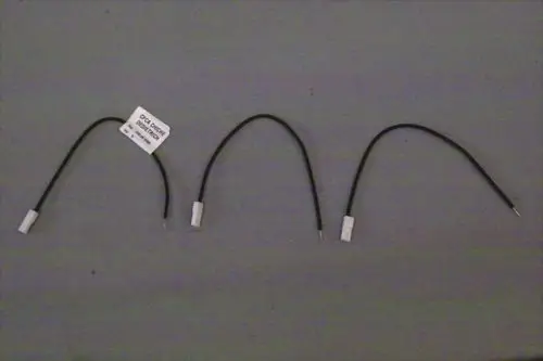 Drei Brötje Anschlusskabel mit unterschiedlichen Enden. Auf einem Kabeletikett sind Informationen aufgedruckt. Die Kabel sind schwarz und haben weiße Steckverbindungen.